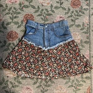 Vintage y2k switch mini denim skirt with floral lining 💐
100% cotton, 11